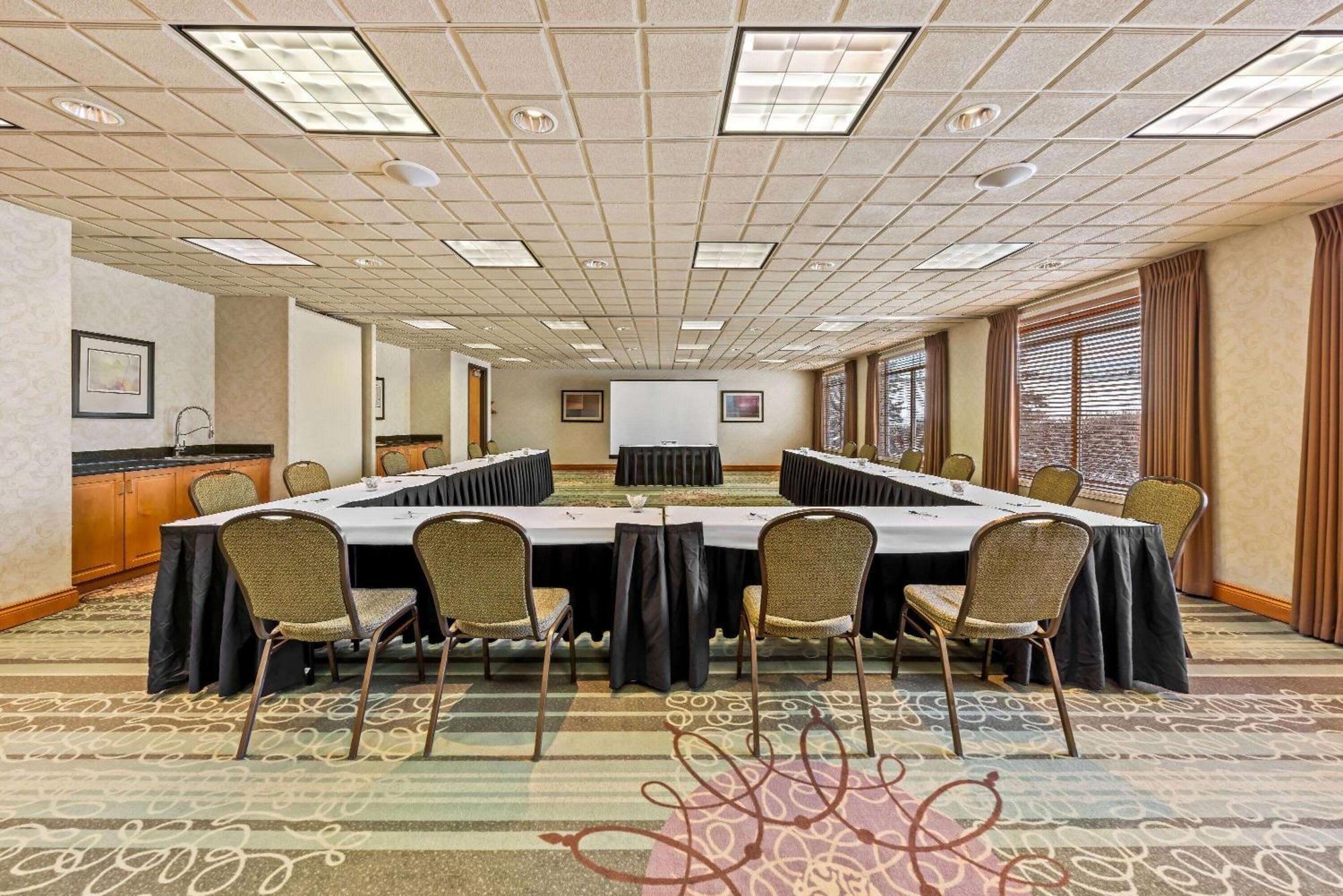 Wingate By Wyndham Calgary South Hotel Exterior photo