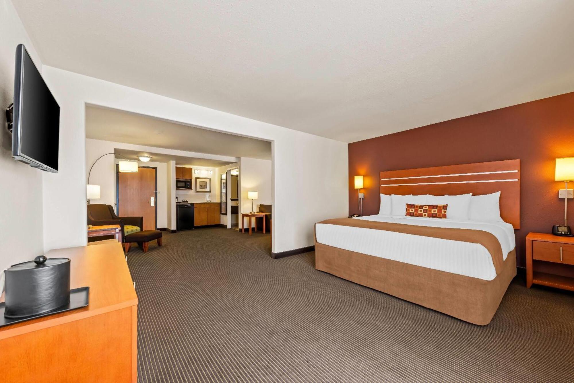 Wingate By Wyndham Calgary South Hotel Exterior photo